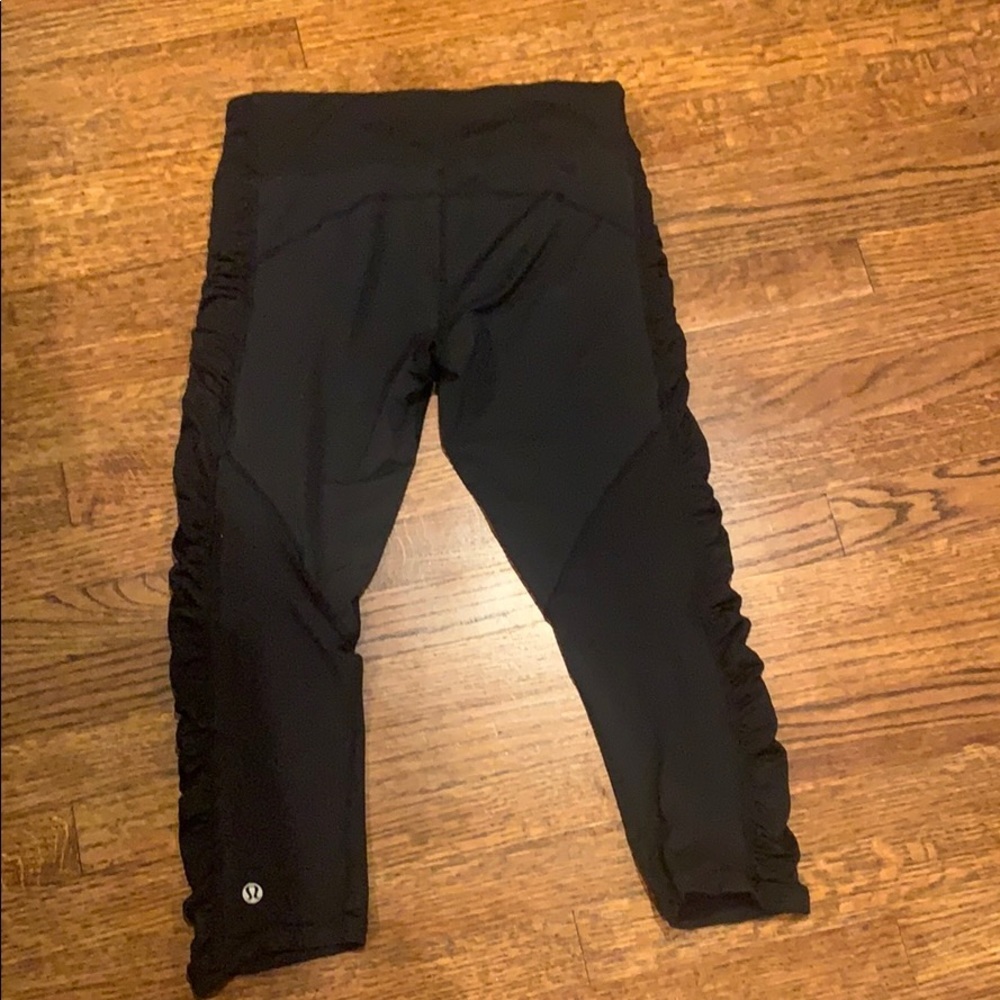 Lululemon ruched mesh side crop - Picture 4 of 6